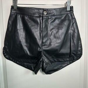 Vegan Leather Mini Shorts S

Great condition
Waist: 26"
Hip: 36"
Length: 11"
